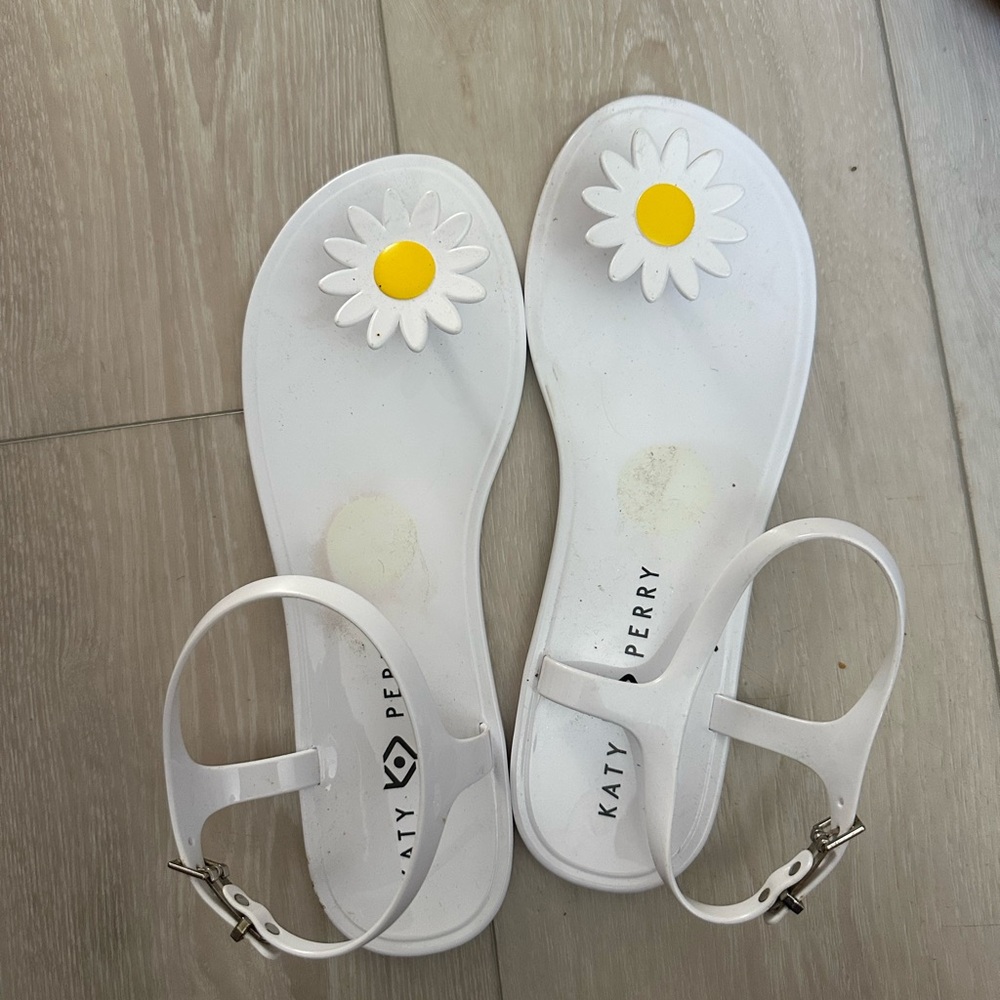 Katy Perry Collections White Sandals with Daisy Design